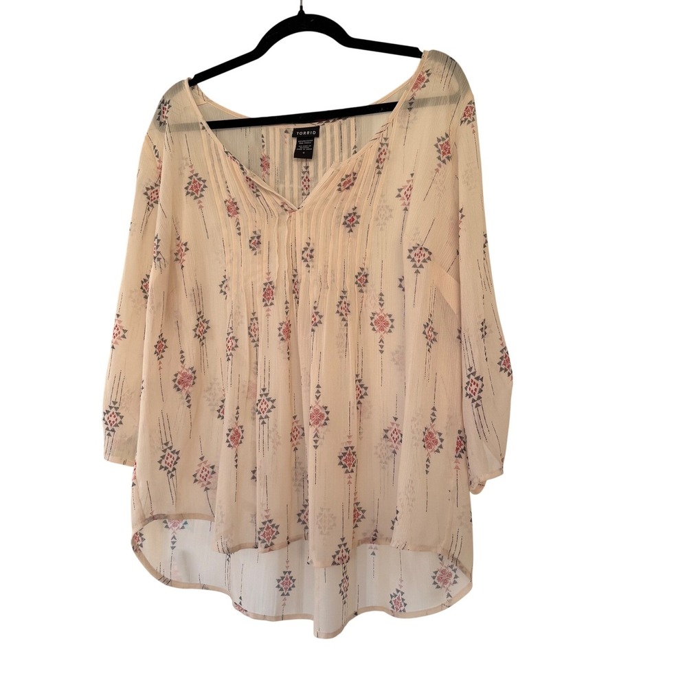 Torrid Women Ivory Geometric Pintuck Split Neck Roll Tab Sleeve Blouse Plus Sz 0 - Picture 1 of 3